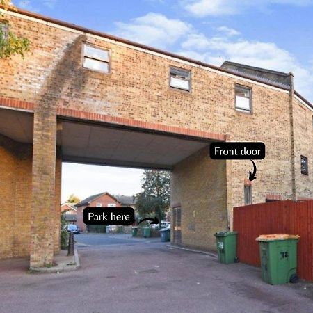 2 Bed Functional House Close To Manor Park Train Station Londres Exterior foto