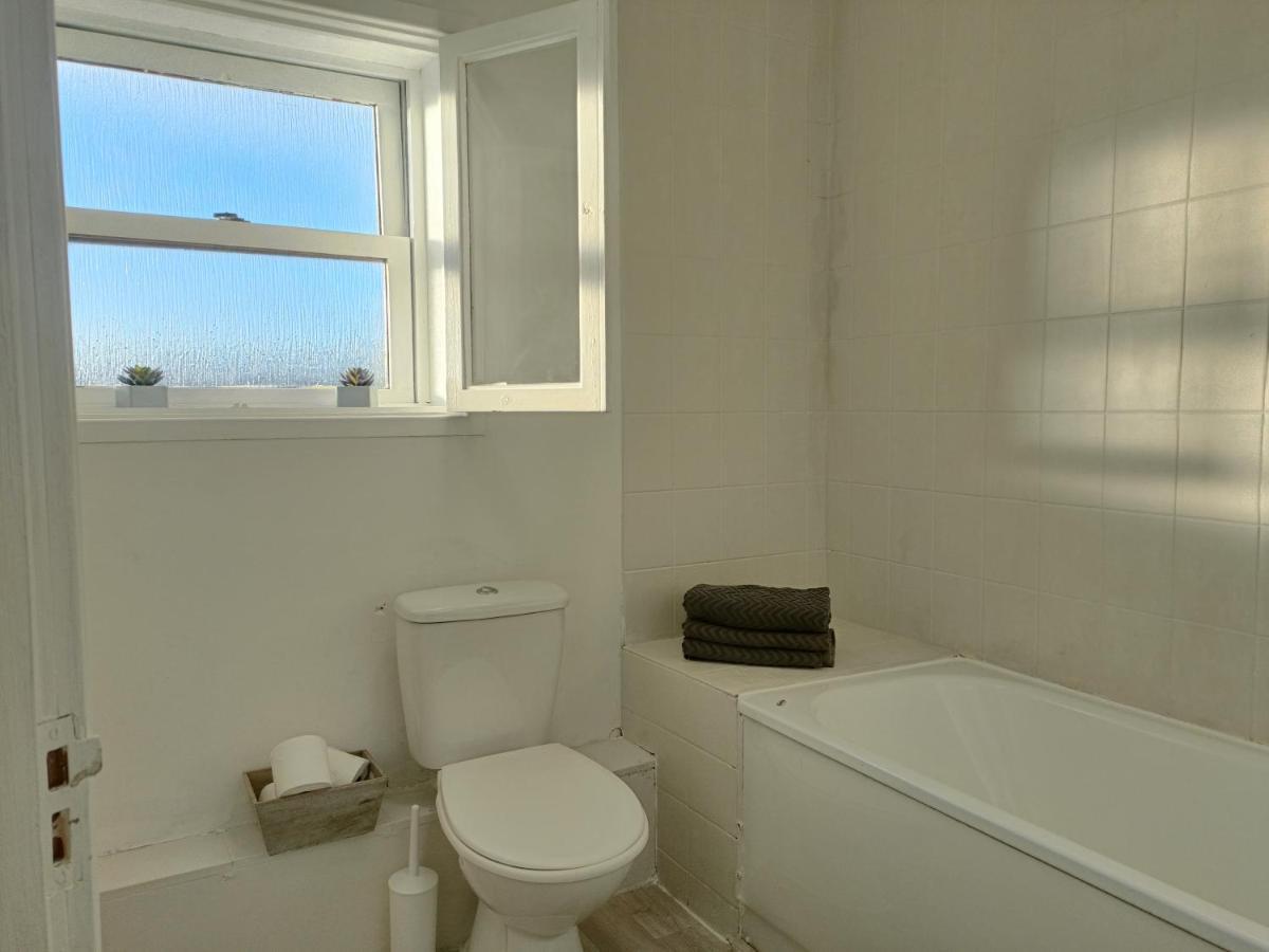 2 Bed Functional House Close To Manor Park Train Station Londres Exterior foto