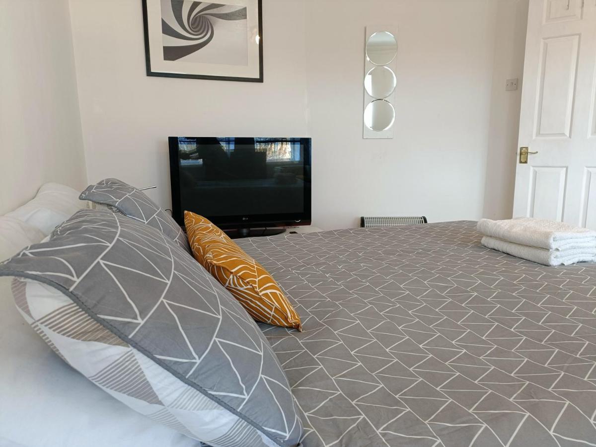2 Bed Functional House Close To Manor Park Train Station Londres Exterior foto