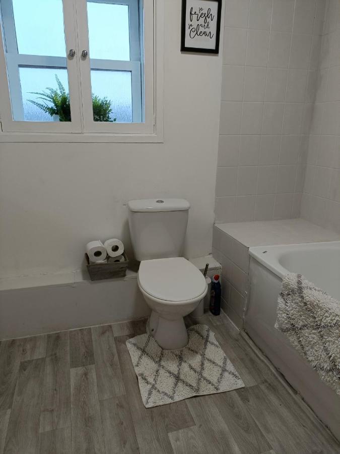 2 Bed Functional House Close To Manor Park Train Station Londres Exterior foto