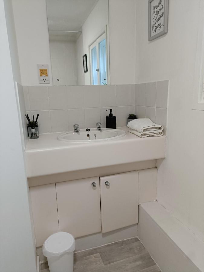 2 Bed Functional House Close To Manor Park Train Station Londres Exterior foto