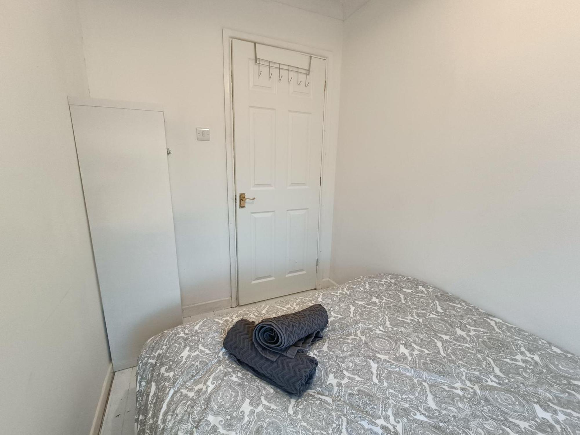2 Bed Functional House Close To Manor Park Train Station Londres Exterior foto